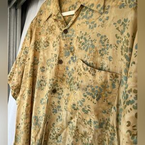 Vintage men’s Hawaiian shirt in excellent condition!